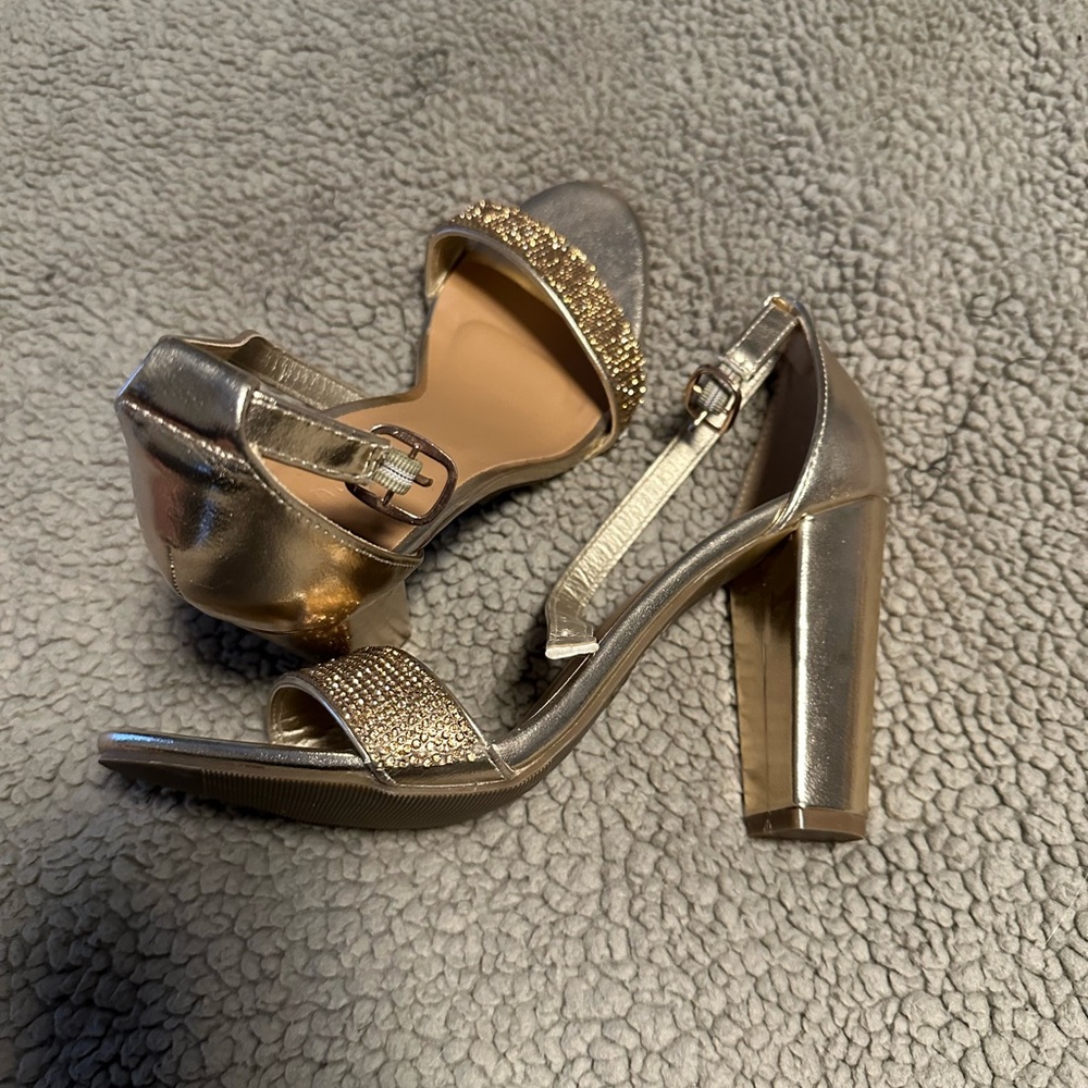 Bamboo Elegant Gold High Heels Size 8 - Picture 3 of 5